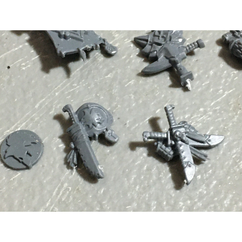 A22558 WARHAMMER 40K SPACE MARINES WOLVES BITS LOT BANNER ACCESSORY SHIELD GW