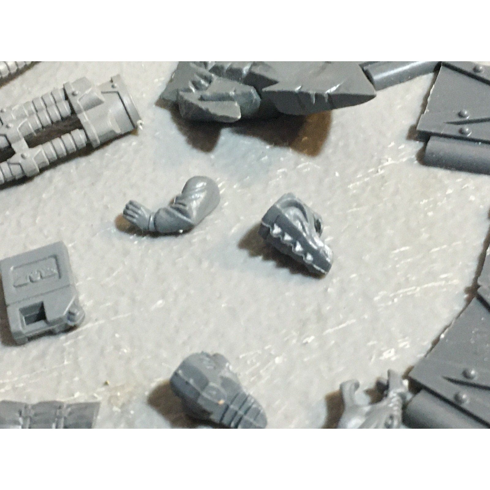 A24532 WARHAMMER 40K MIXED BITS LOT PLATES CHAOS IMPERIAL GW
