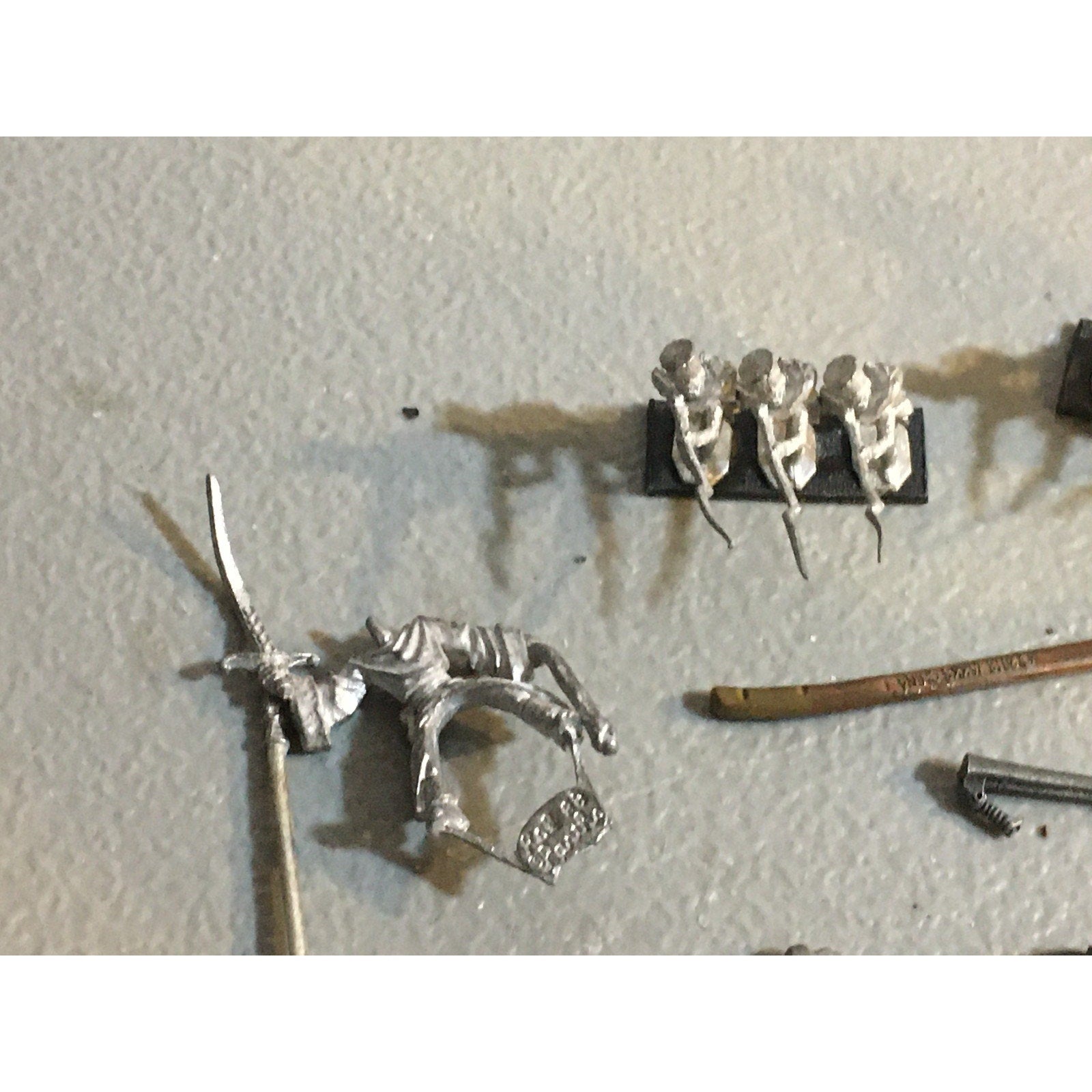 A32592 UNKNOWN MINIATURES METAL BITS LOT REDCOAT KNIGHT ARM WEAPON BANNER