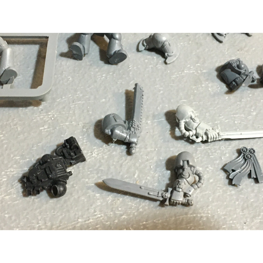 A24527 WARHAMMER 40K SPACE MARINES BITS LOT TORSOS LEGS ARMS GW