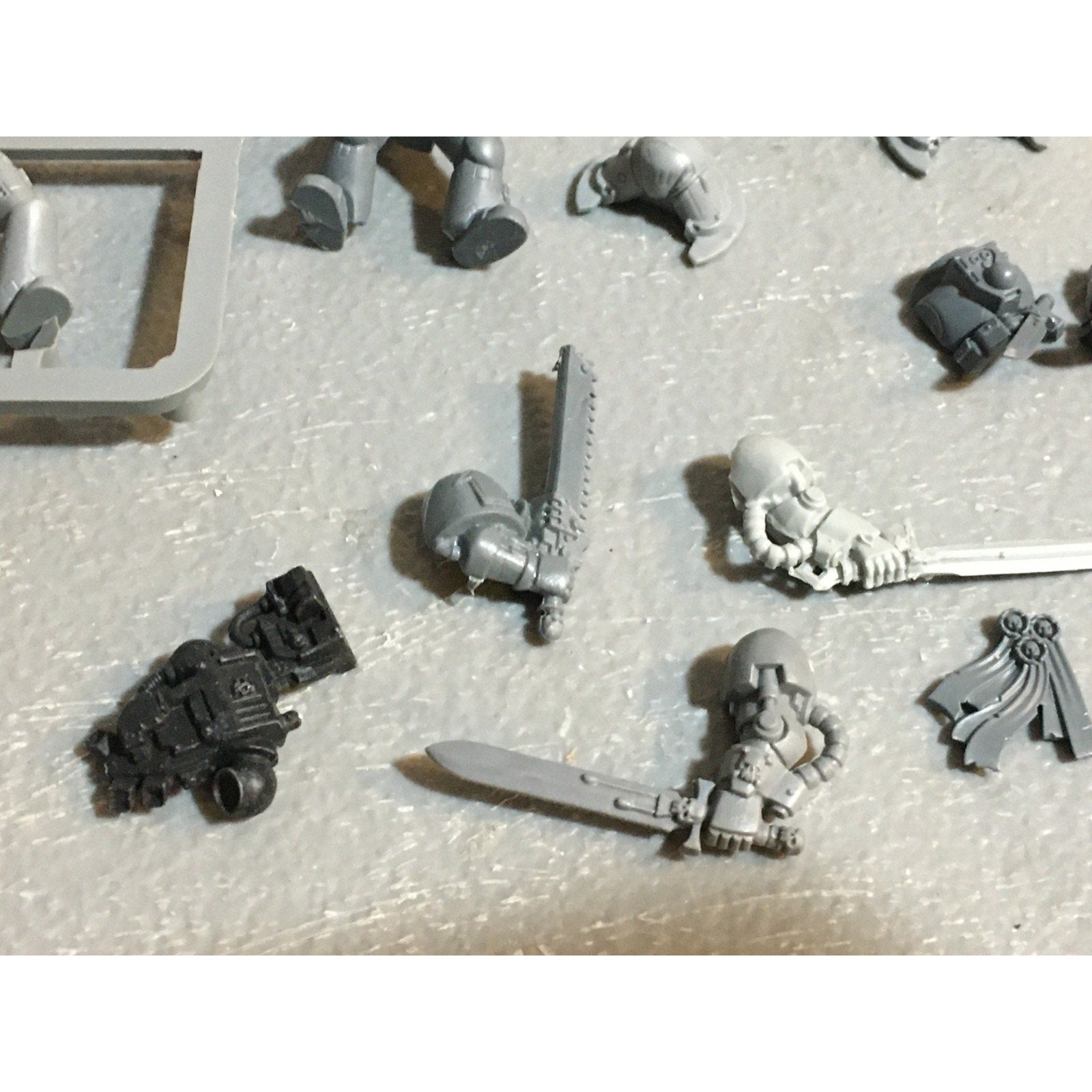 A24527 WARHAMMER 40K SPACE MARINES BITS LOT TORSOS LEGS ARMS GW
