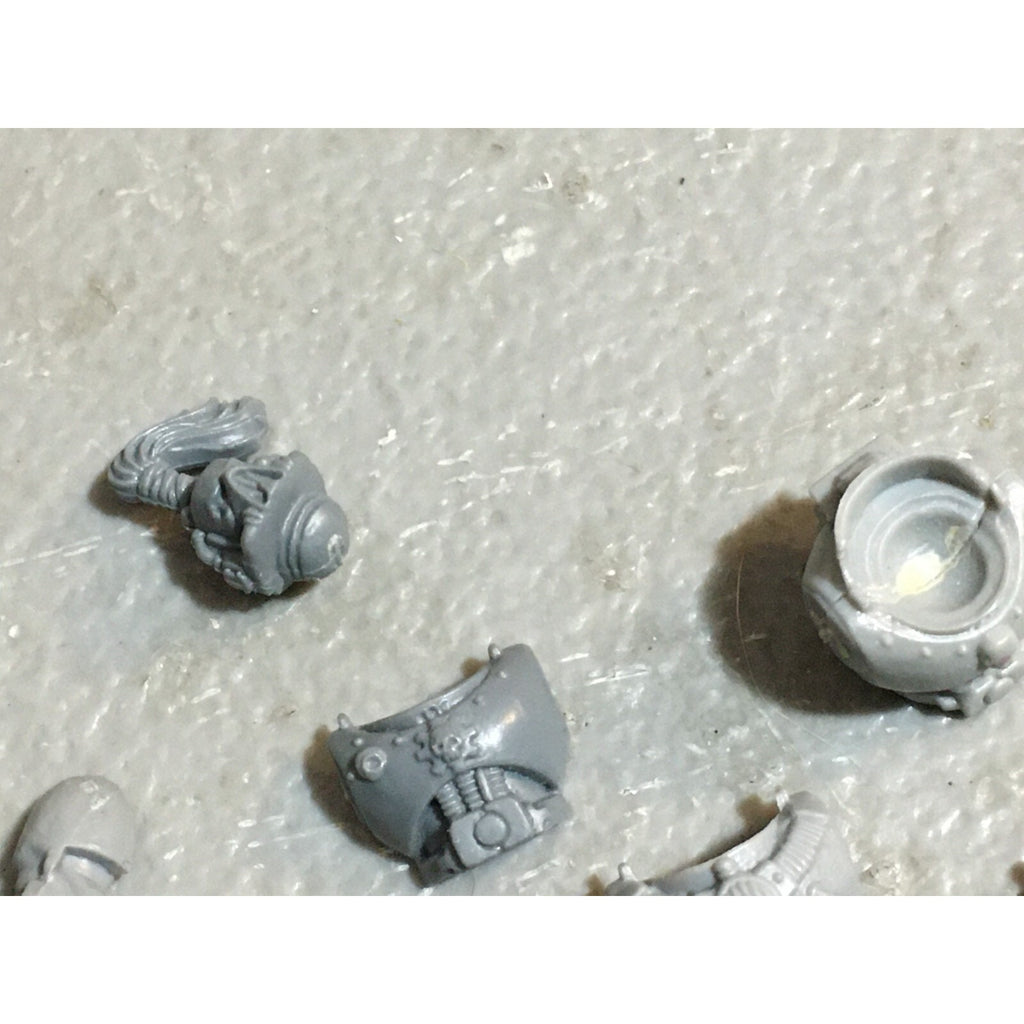 A22981 WARHAMMER 40K CHAOS SPACE MARINES BITS LOT MIXED SHOULDER TORSO ARM GW
