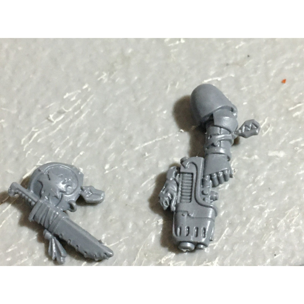 A22556 WARHAMMER 40K SPACE MARINES WOLVES BITS LOT BANNER ACCESSORY SHIELD GW