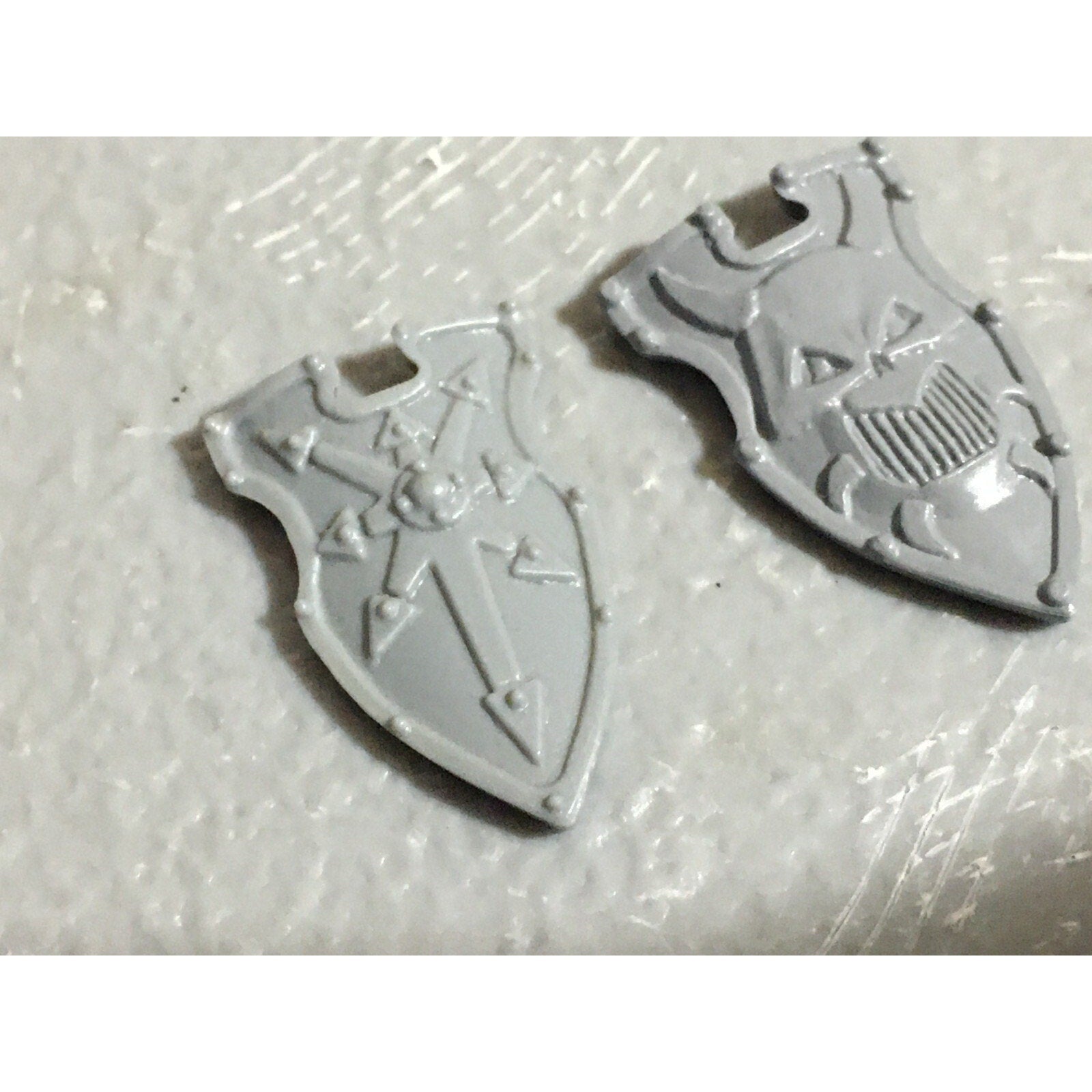 A22247 WARHAMMER FANTASY CHAOS MORTALS BITS LOT WARRIORS KNIGHTS SHIELDS GW OOP