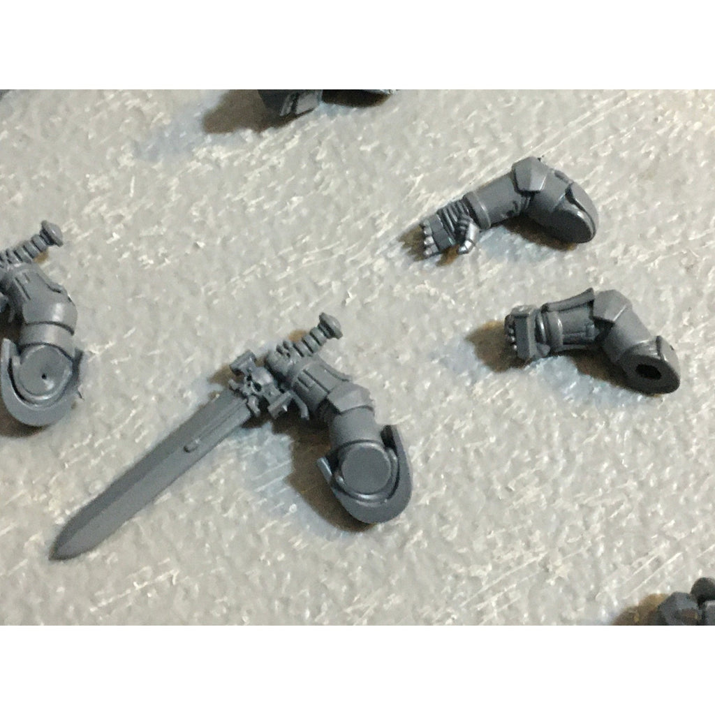 A29392 WARHAMMER 40K SPACE MARINES PRIMARIS BITS LOT ARMS PISTOL HEAVY SWORD GW