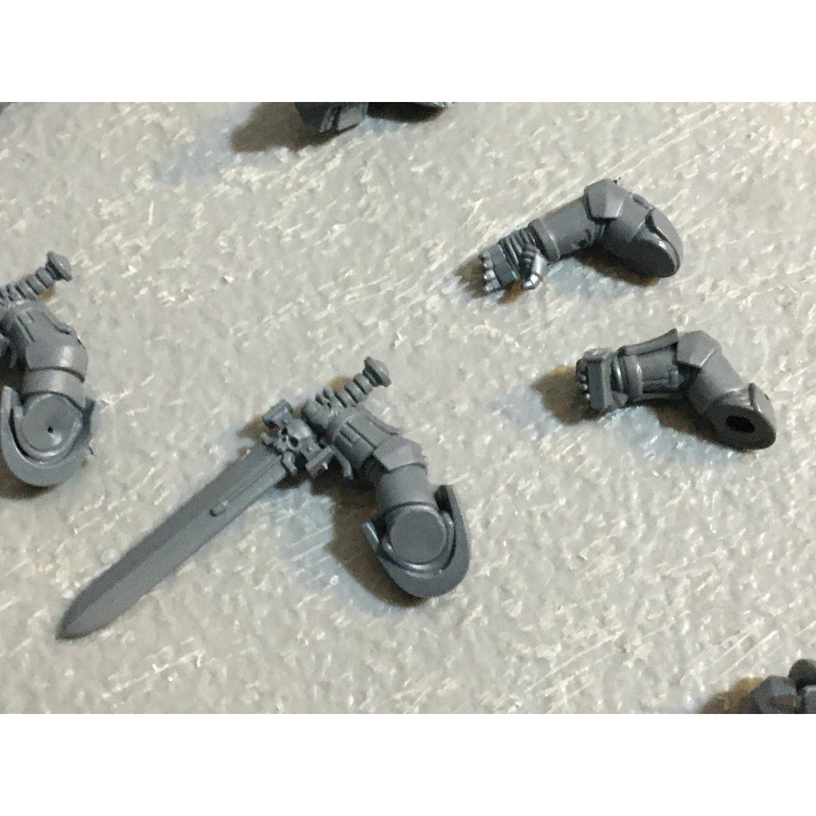 A29392 WARHAMMER 40K SPACE MARINES PRIMARIS BITS LOT ARMS PISTOL HEAVY SWORD GW