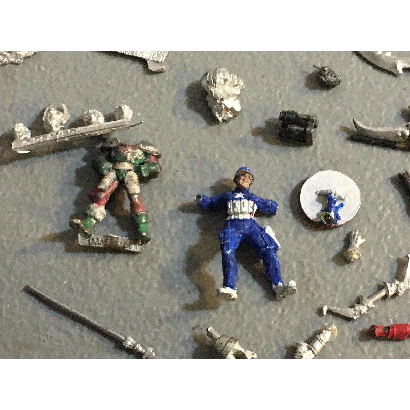 A32593 UNKNOWN MINIATURES METAL BITS LOT SWORD HEAD THRONE WEAPON CAPTAIN