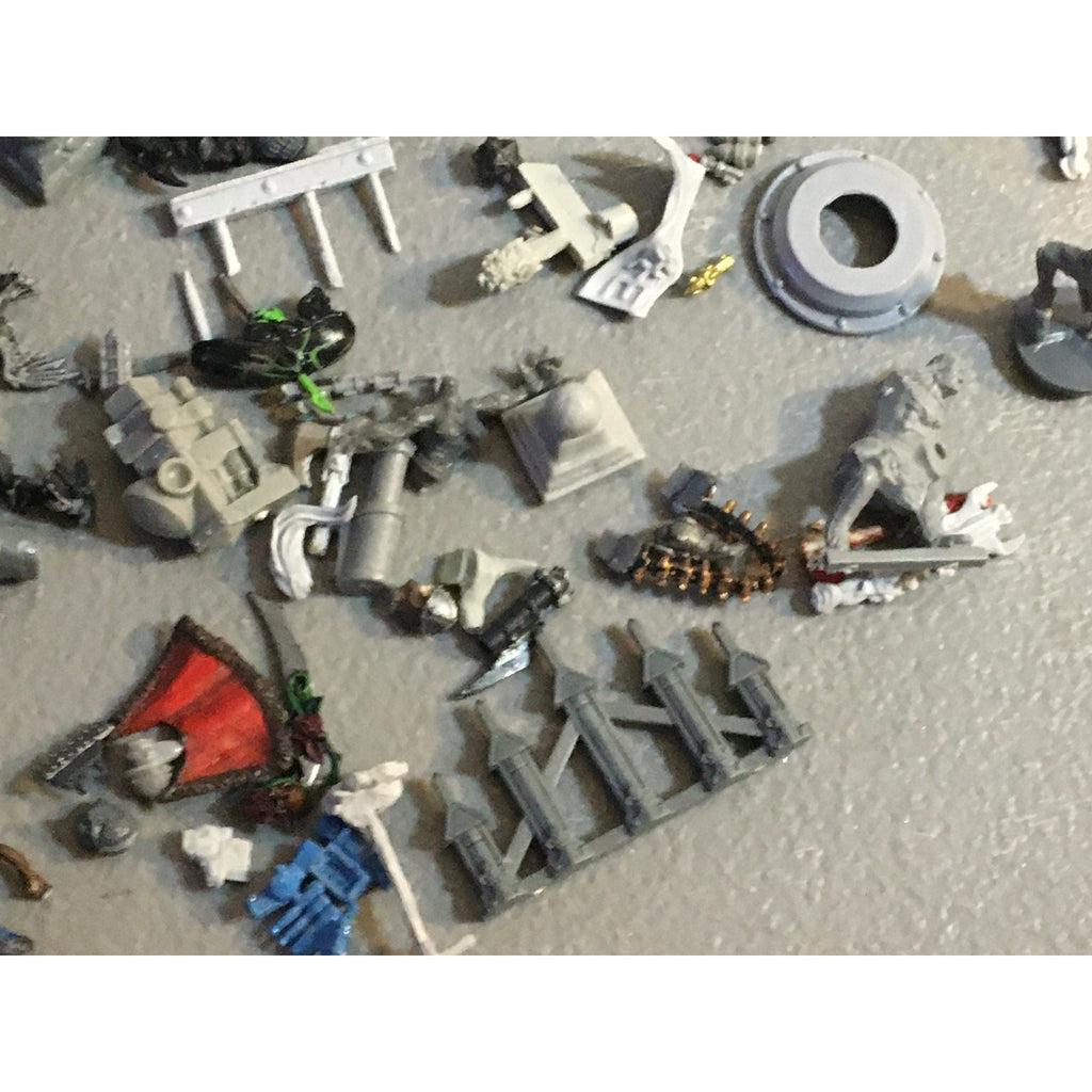 A32579 UNKNOWN PLASTIC MINIATURES BITS LOT FANTASY SCI-FI FUTURISTIC