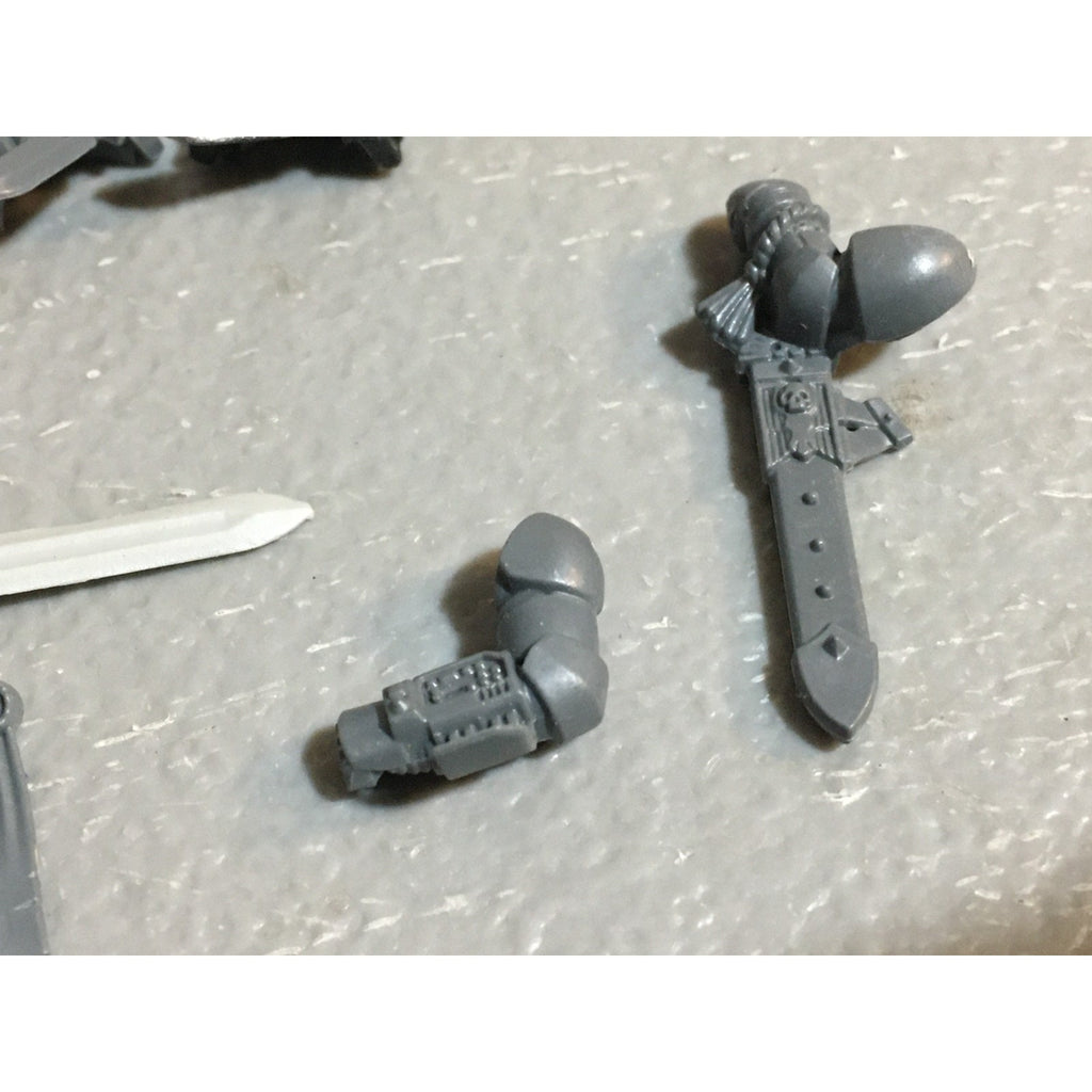 A24527 WARHAMMER 40K SPACE MARINES BITS LOT TORSOS LEGS ARMS GW