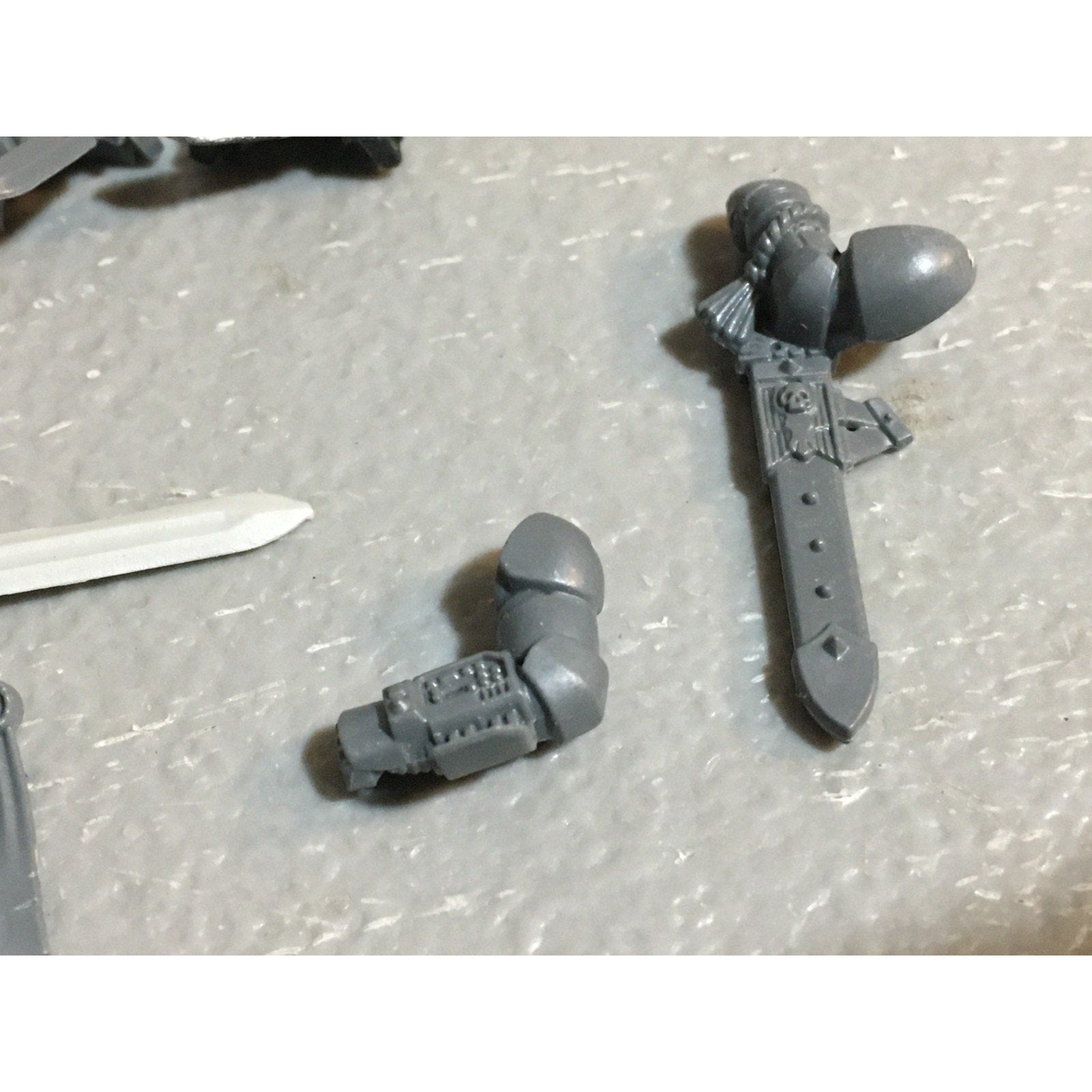 A24527 WARHAMMER 40K SPACE MARINES BITS LOT TORSOS LEGS ARMS GW