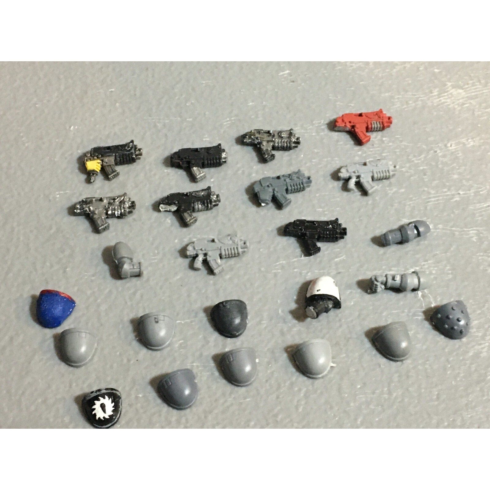 A22998 WARHAMMER 40K SPACE MARINES BITS LOT ARMS BOLTERS SHOULDER PADS GW