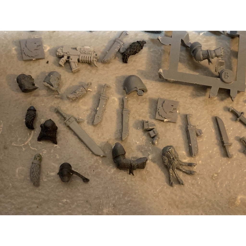 A23325 WARHAMMER 40K SPACE MARINES BITS LOT SPACE WOLVES HEADS TAILS KNIVES GW