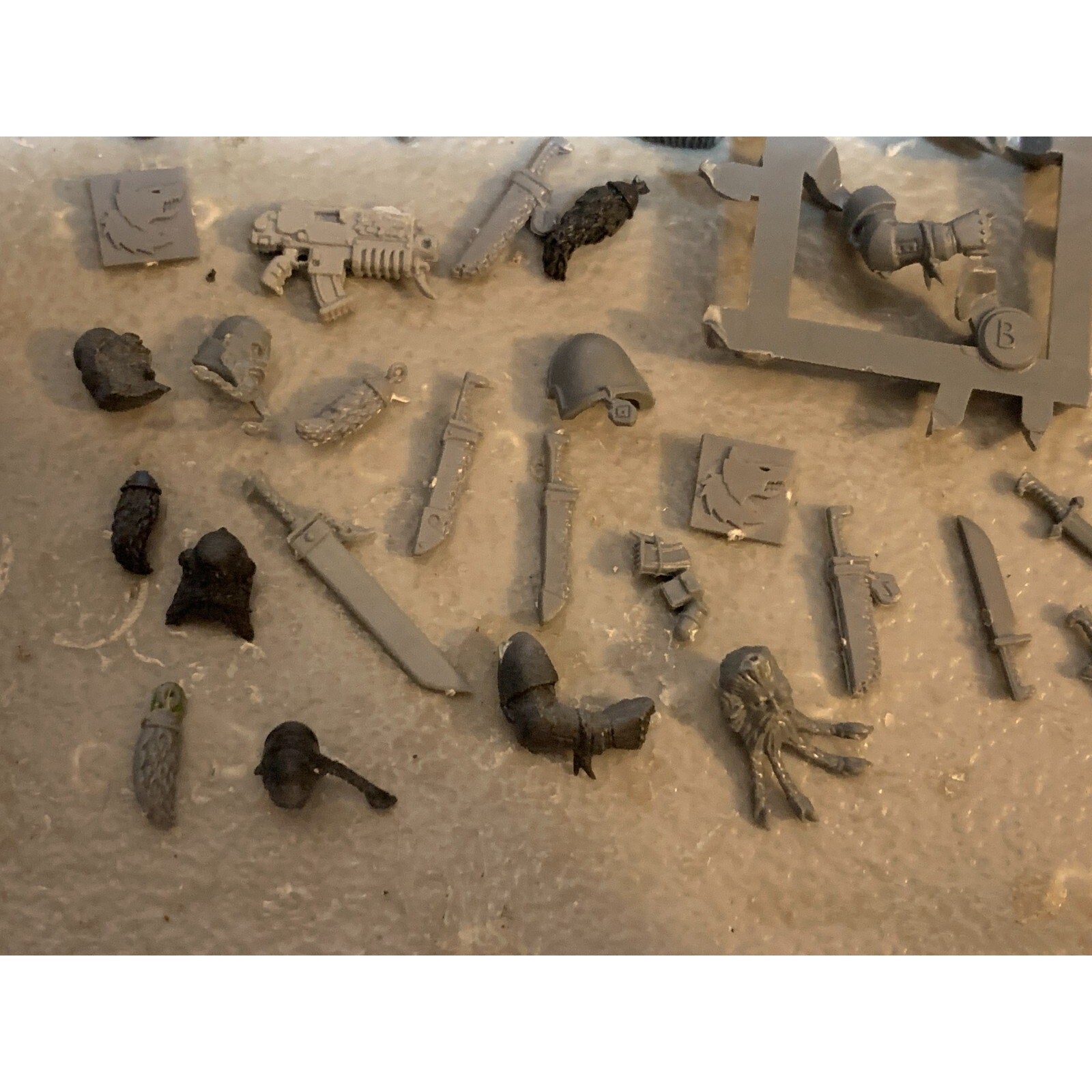 A23325 WARHAMMER 40K SPACE MARINES BITS LOT SPACE WOLVES HEADS TAILS KNIVES GW