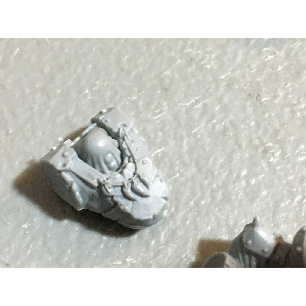 A23397 WARHAMMER FANTASY ORCS & GOBLINS BITS LOT ORC TORSOS LEGS ICONS GW