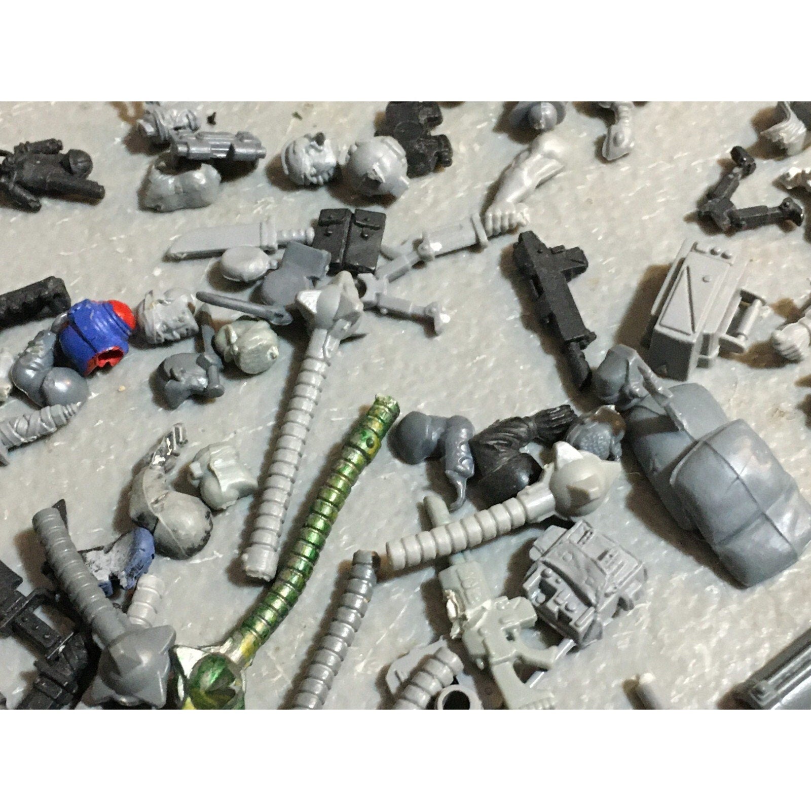A23467 WARHAMMER 40K MIXED BITS LOT SPACE MARINES TAU ELDAR CHAOS GAMES WORKSHOP