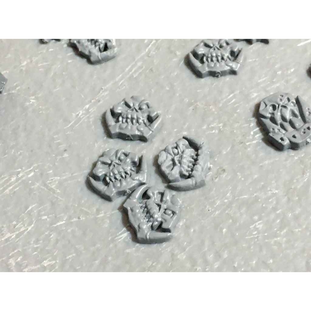 A23397 WARHAMMER FANTASY ORCS & GOBLINS BITS LOT ORC TORSOS LEGS ICONS GW