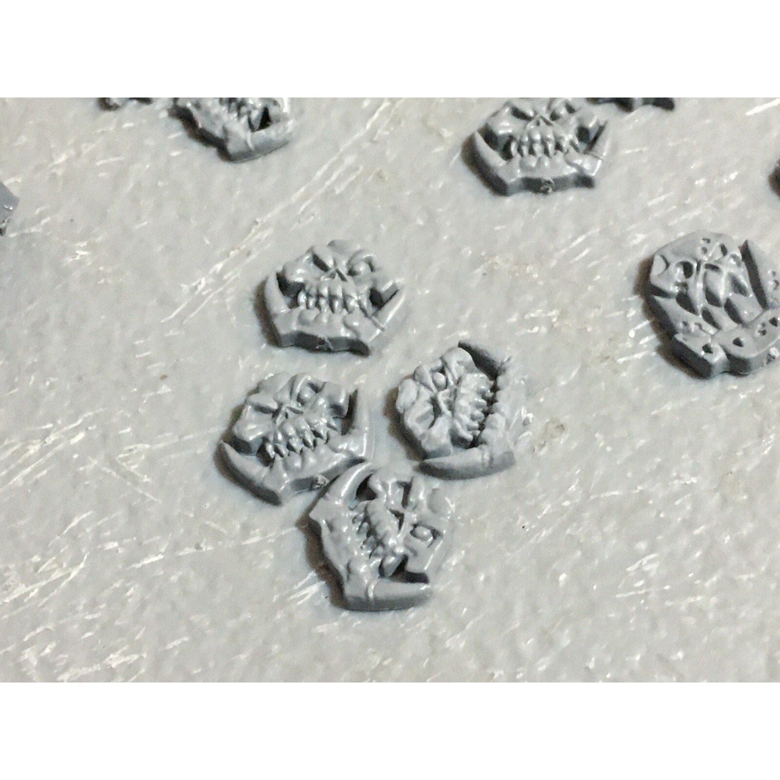 A23397 WARHAMMER FANTASY ORCS & GOBLINS BITS LOT ORC TORSOS LEGS ICONS GW