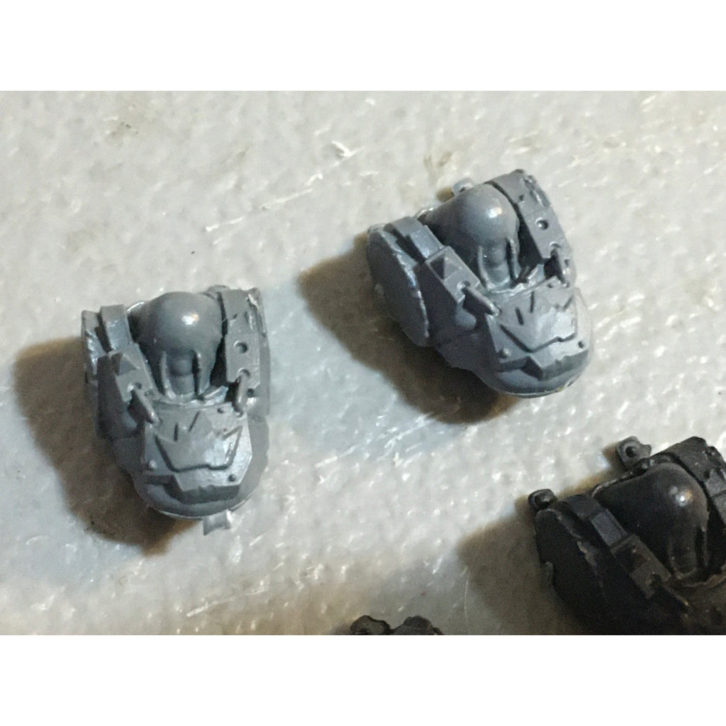 A33561 WARHAMMER 40K SPACE ORKS BITS LOT TORSO CHEST LEGS GW GAMES WORKSHOP