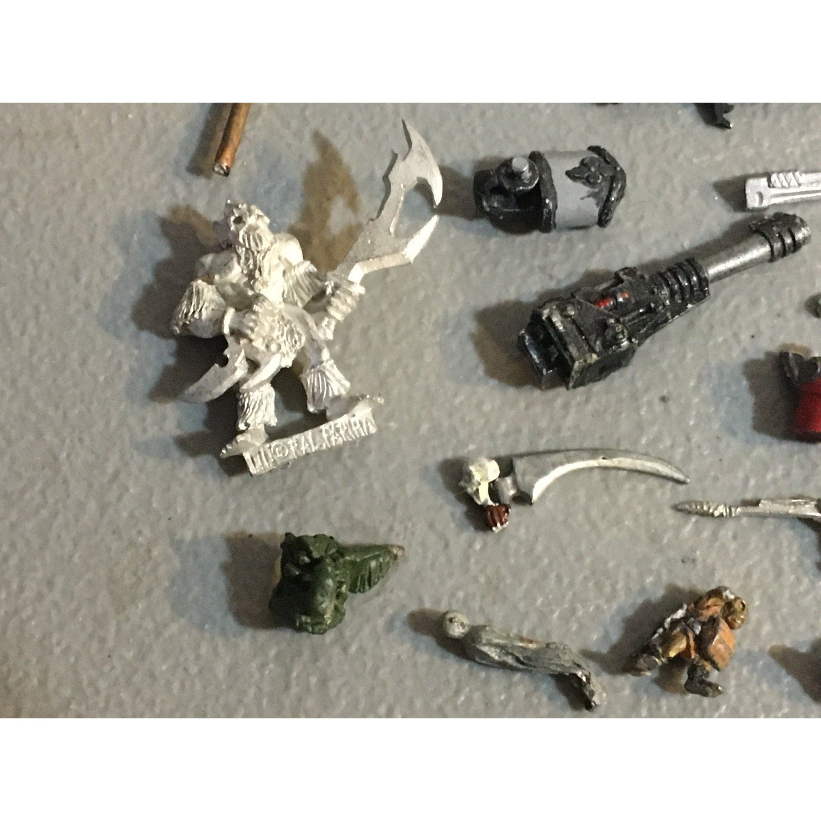 A32591 UNKNOWN MINIATURES METAL BITS LOT SWORD WEAPONS BANNER BENCH