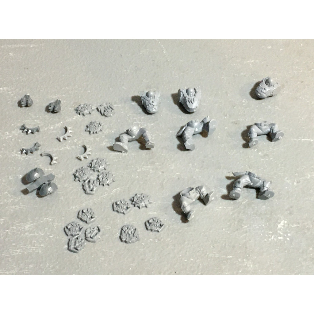 A23397 WARHAMMER FANTASY ORCS & GOBLINS BITS LOT ORC TORSOS LEGS ICONS GW