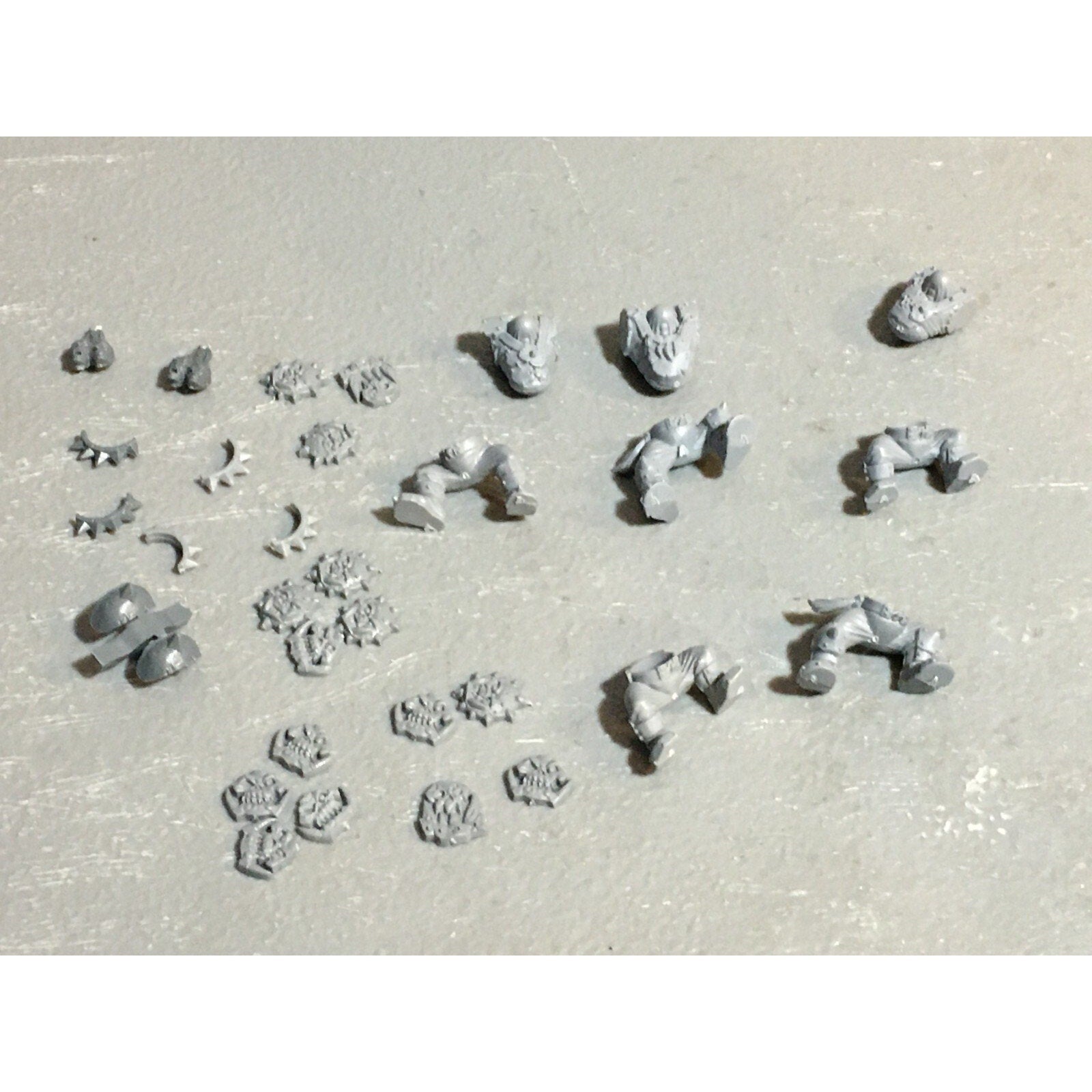 A23397 WARHAMMER FANTASY ORCS & GOBLINS BITS LOT ORC TORSOS LEGS ICONS GW