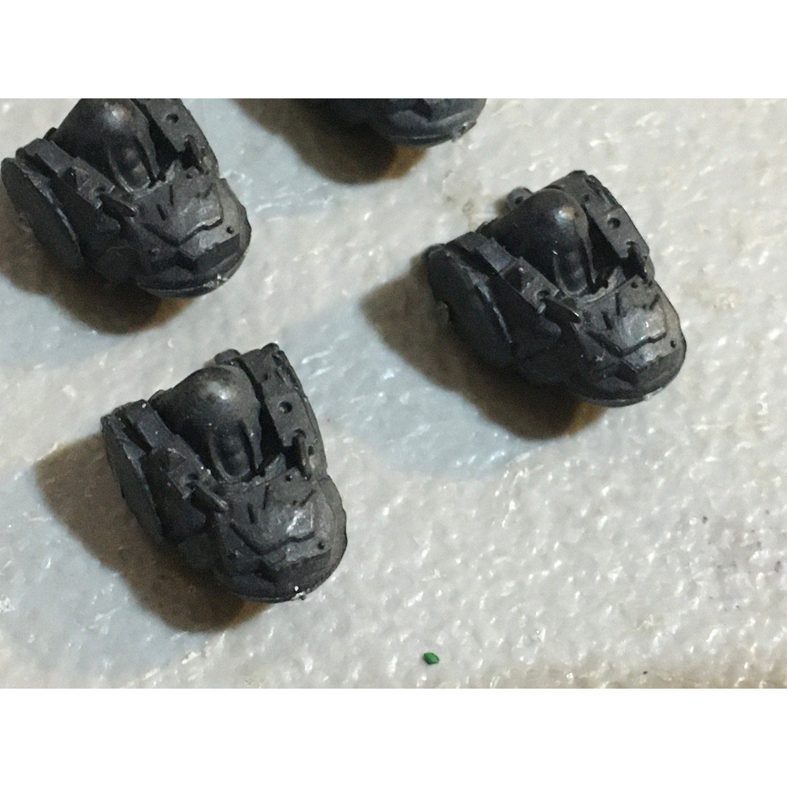 A33561 WARHAMMER 40K SPACE ORKS BITS LOT TORSO CHEST LEGS GW GAMES WORKSHOP