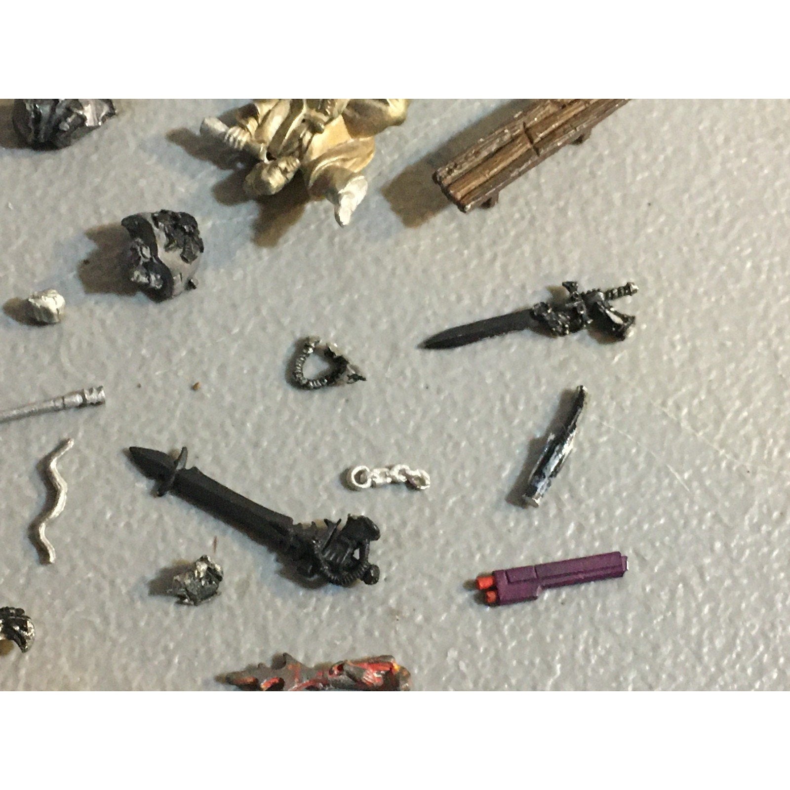 A32591 UNKNOWN MINIATURES METAL BITS LOT SWORD WEAPONS BANNER BENCH