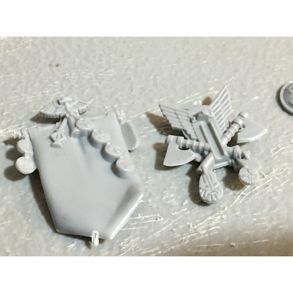 A23403 WARHAMMER FANTASY DWARFS BITS LOT WARRIORS MIXED SHIELD BANNER ARM HAND