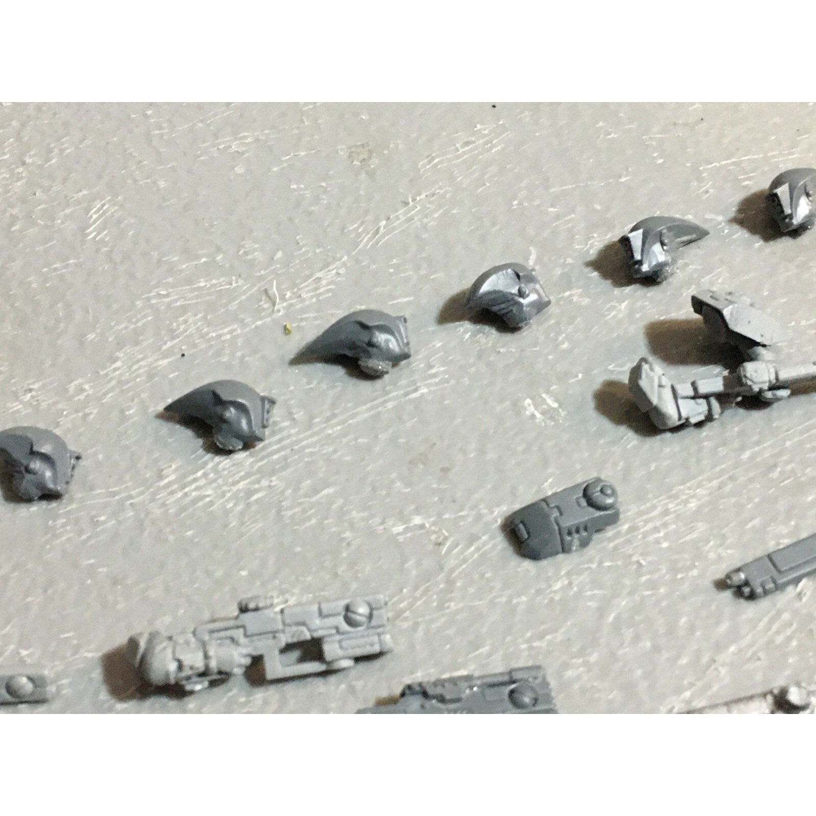 A23150 WARHAMMER 40K TAU EMPIRE BITS LOT FIRE WARRIORS GUNS HEADS ARMS GW