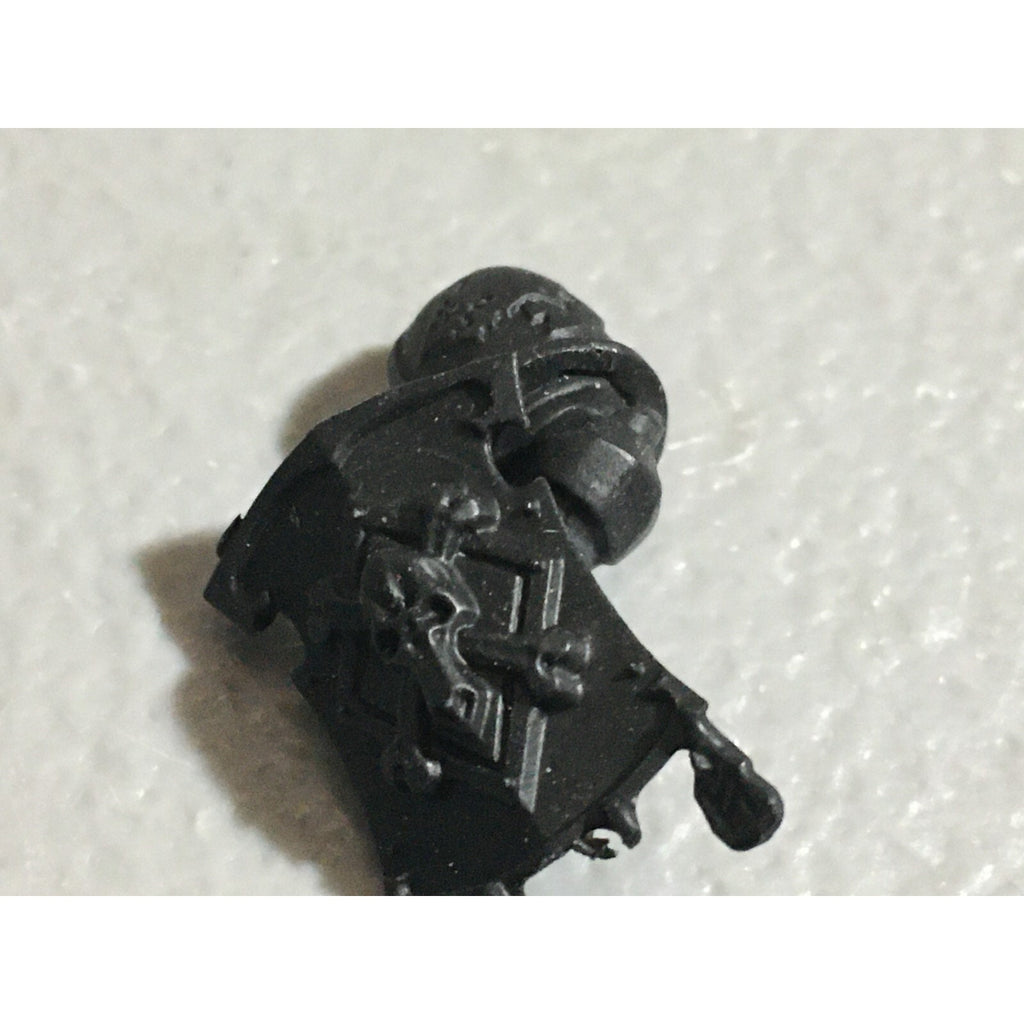 A22561 WARHAMMER 40K SPACE MARINES WOLVES BITS LOT BANNER ACCESSORY SHIELD GW