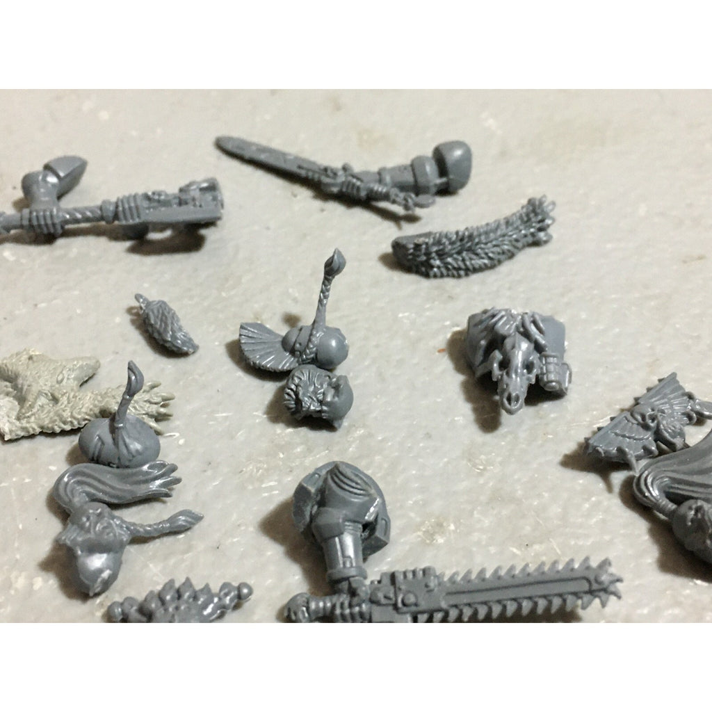 A19581 WARHAMMER 40K SPACE MARINES WOLVES BITS LOT PLASMA PISTOL HEADS KNIVES