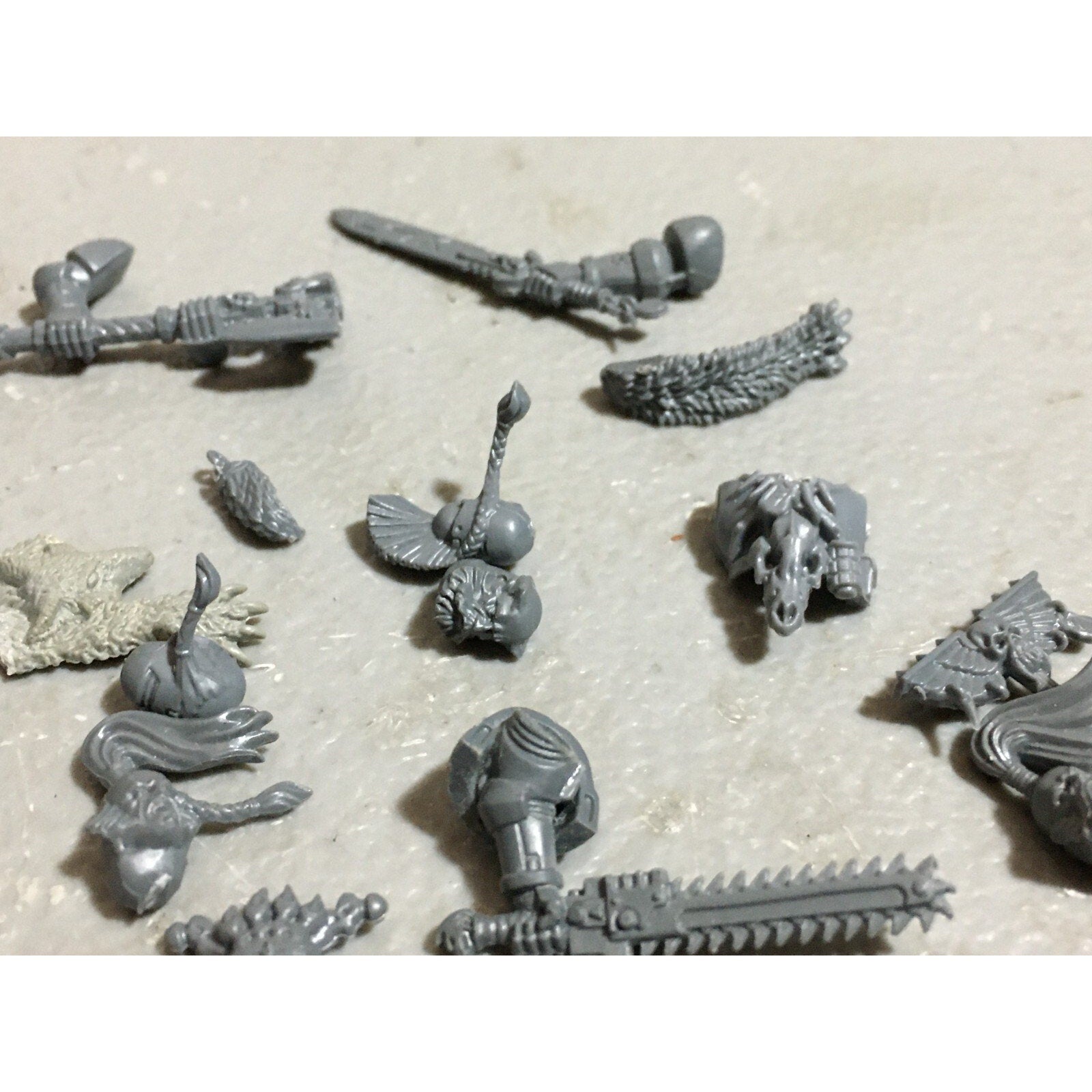 A19581 WARHAMMER 40K SPACE MARINES WOLVES BITS LOT PLASMA PISTOL HEADS KNIVES