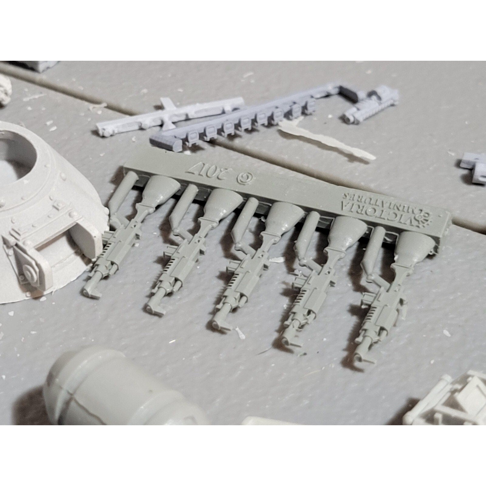 A17898 UNKNOWN TANK LOT BITS GUNS HEADS FUTURISTIC SCI-FI BATTLE