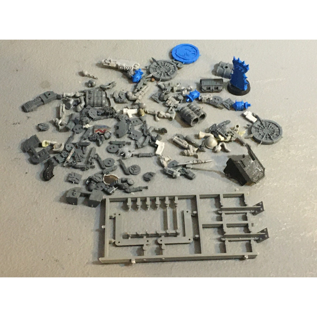 A32582 WARHAMMER 40K FANTASY RANDOM BITS LOT PLASTIC ICONS SPACE MARINES GUARD
