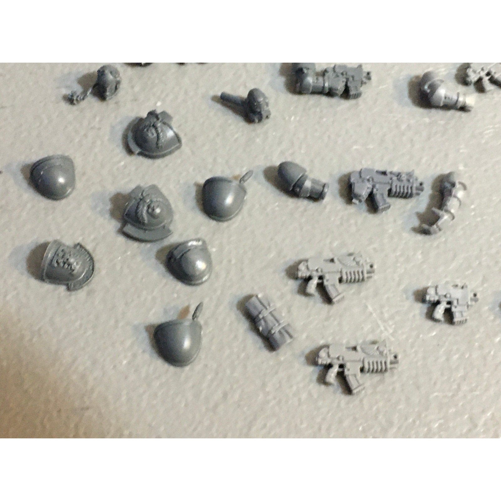 A29482 WARHAMMER 40K SPACE MARINES BITS LOT ARMS BOLTERS HEADS GW