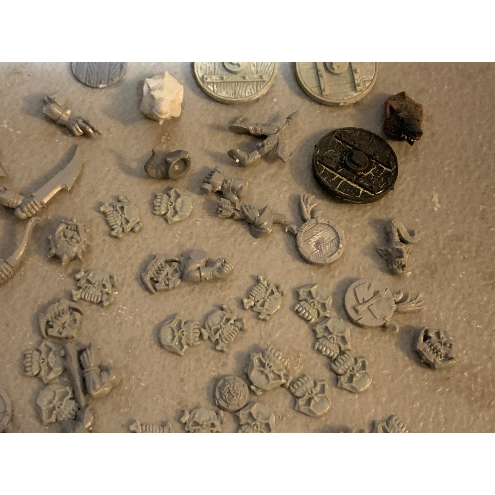 A23337 WARHAMMER FANTASY AOS ORCS GOBLINS BITS LOT SHIELDS ARMS STANDARD GW