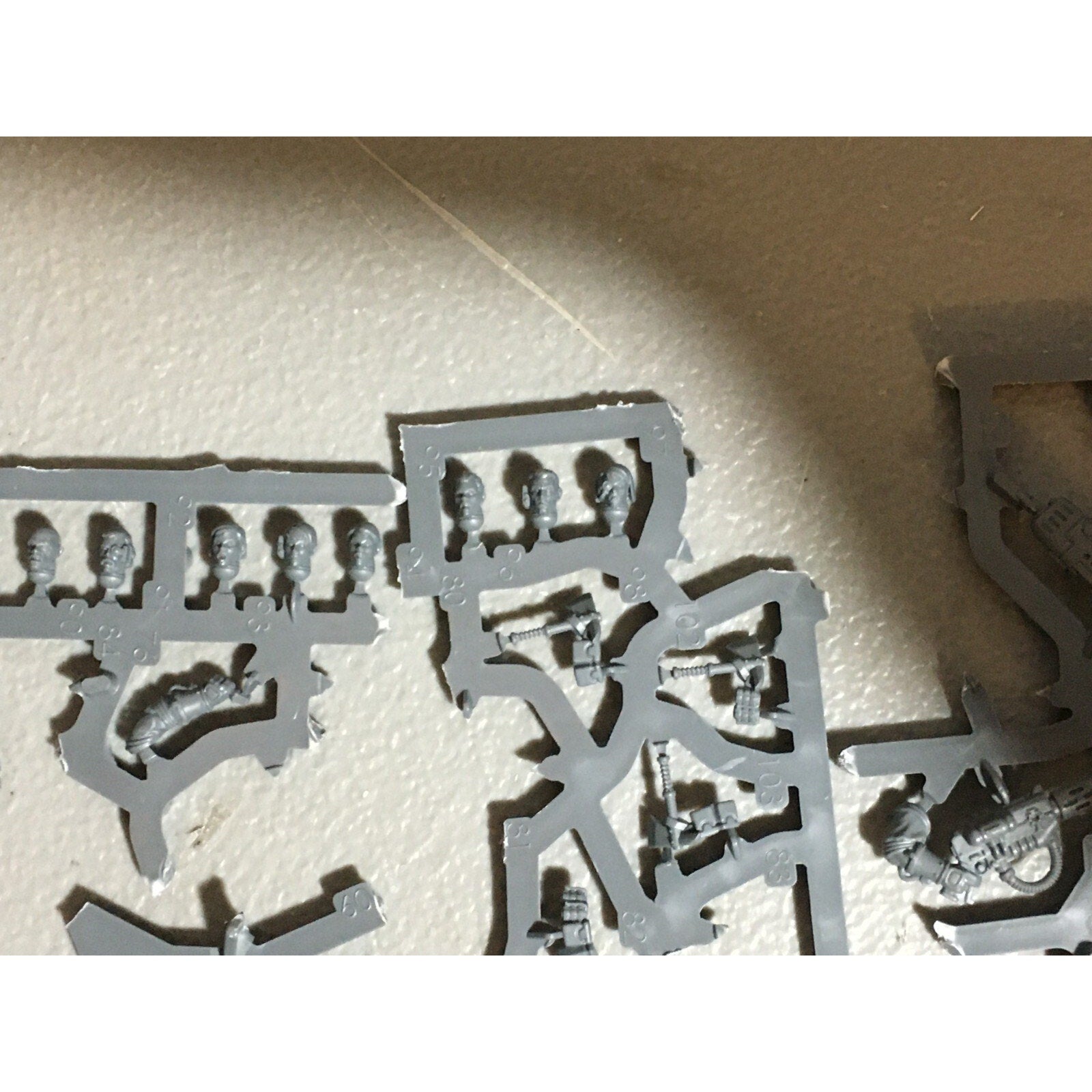 A20992 WARHAMMER 40K ASTRA IMPERIAL GUARD BITS ON SPRUE LOT SCIONS HEADS ACCESSO
