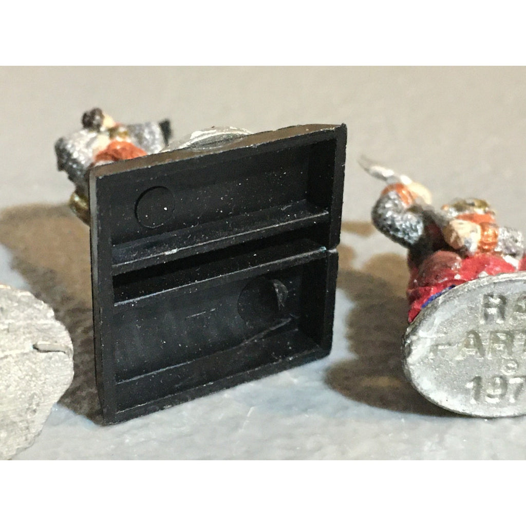 A24860 UNBRANDED METAL TABLETOP OLD OOP D&D FANTASY WARRIORS DWARFS MINIATURES
