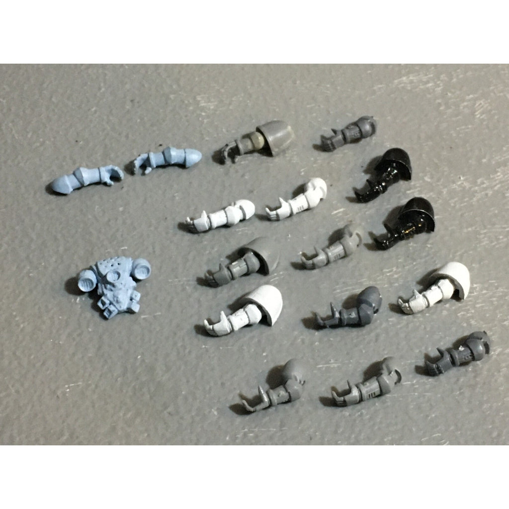 A22963 WARHAMMER 40K SPACE MARINES BITS LOT ARMS GAMES WORKSHOP GW