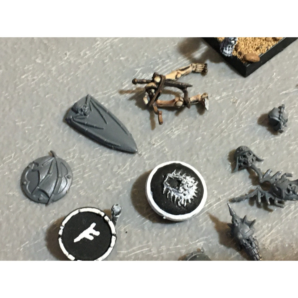 A23230 WARHAMMER FANTASY UNDEAD VAMPIRE COUNTS BITS LOT SKELETON SHIELD HEADS GW