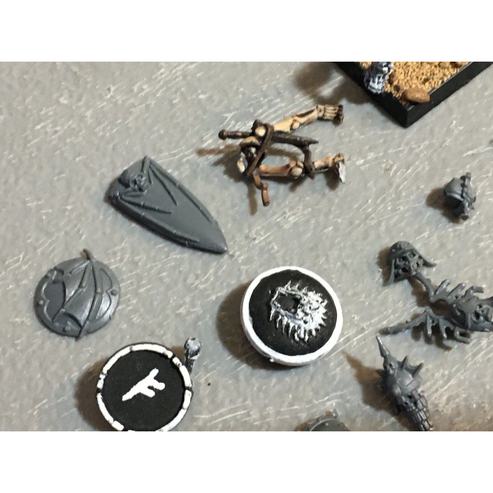 A23230 WARHAMMER FANTASY UNDEAD VAMPIRE COUNTS BITS LOT SKELETON SHIELD HEADS GW