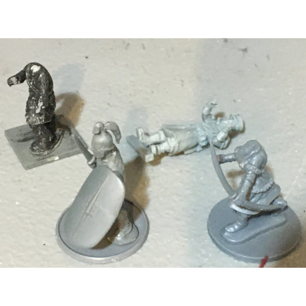 A32550 UNKNOWN MINIATURES PLASTIC INCOMPLETE LOT WARRIOR SOLDIER