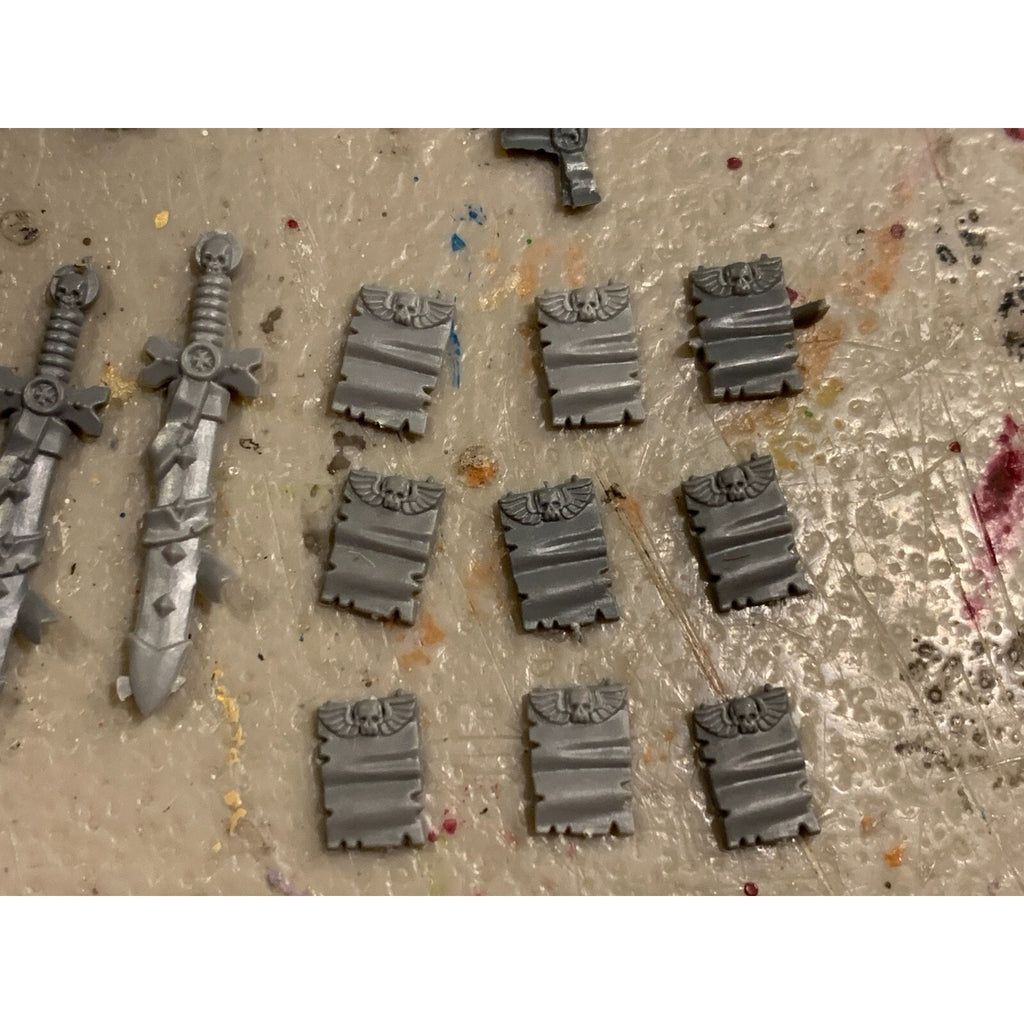 A23192 WARHAMMER 40K SPACE MARINES BITS LOT BLACK TEMPLARS OATHS SHIELD SWORD