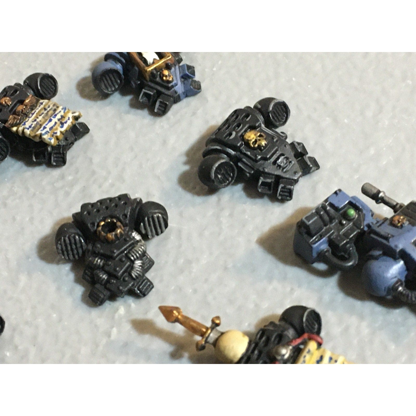 A25109 WARHAMMER 40K SPACE MARINES PAINTED BITS LOT BACKPACKS BOLTERS GW