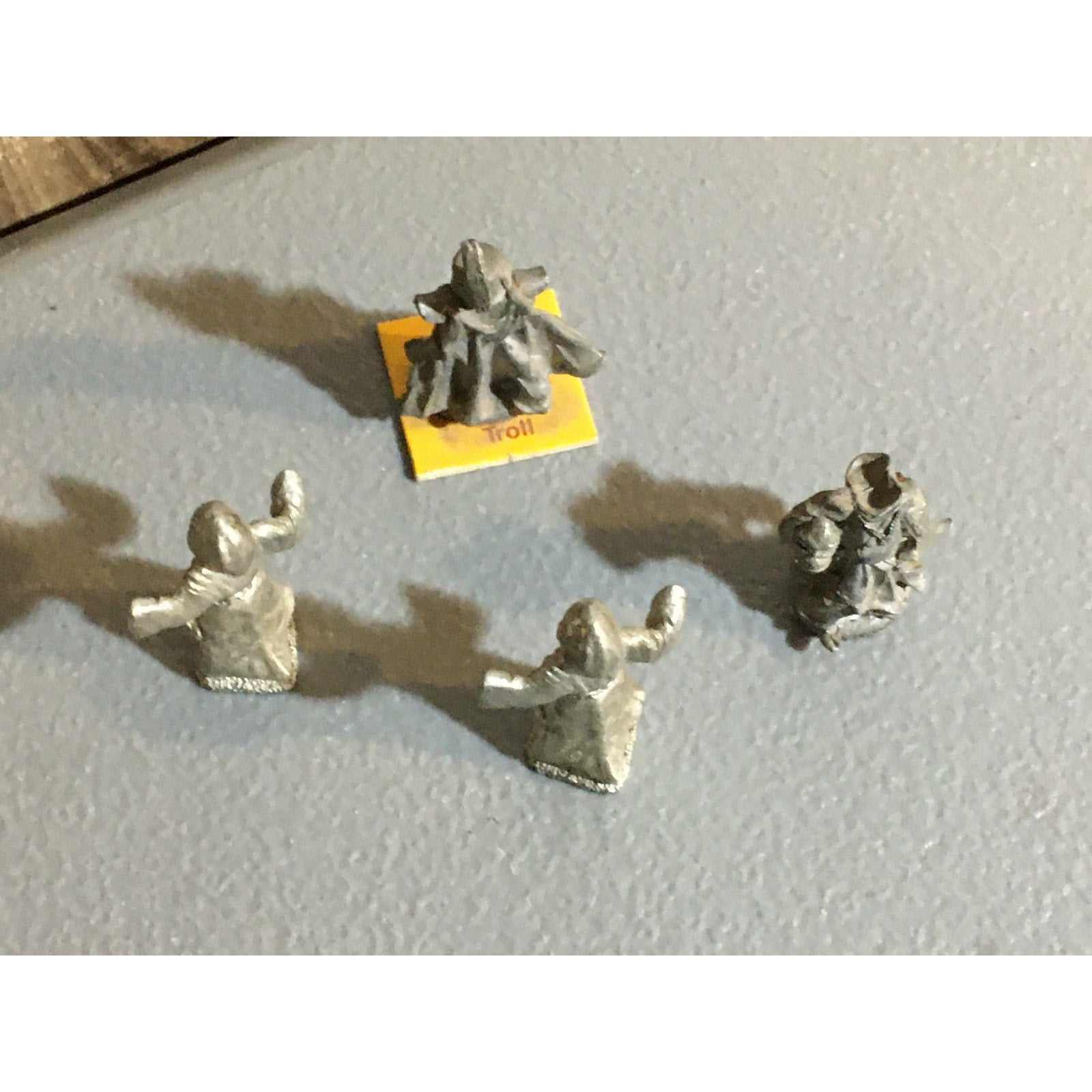A32528 UNKNOWN METAL MINIATURES ROBED WRIATH GHOST MONK