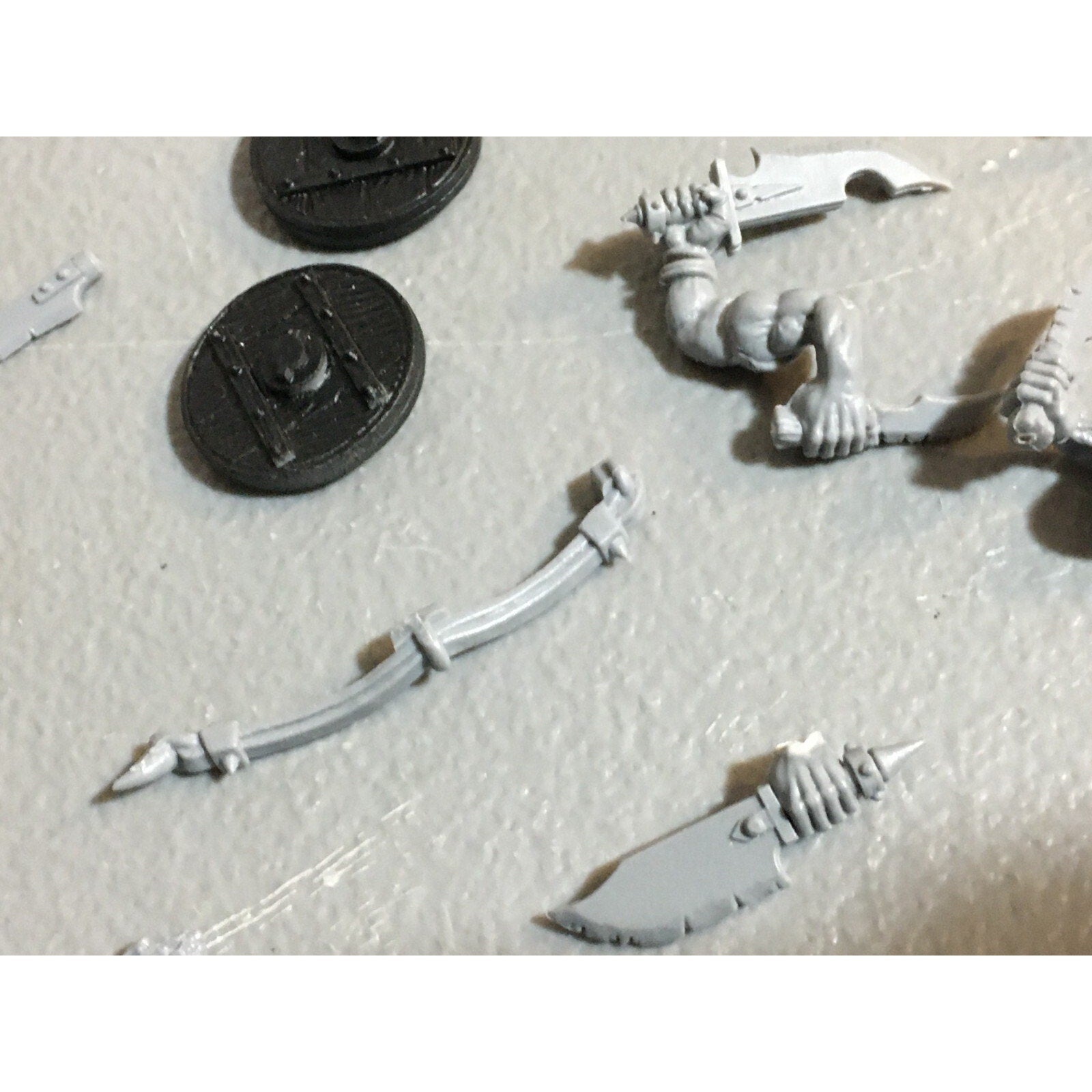 A23398 WARHAMMER FANTASY ORCS & GOBLINS BITS LOT MIXED ACCESSORIES BANNER HEADS