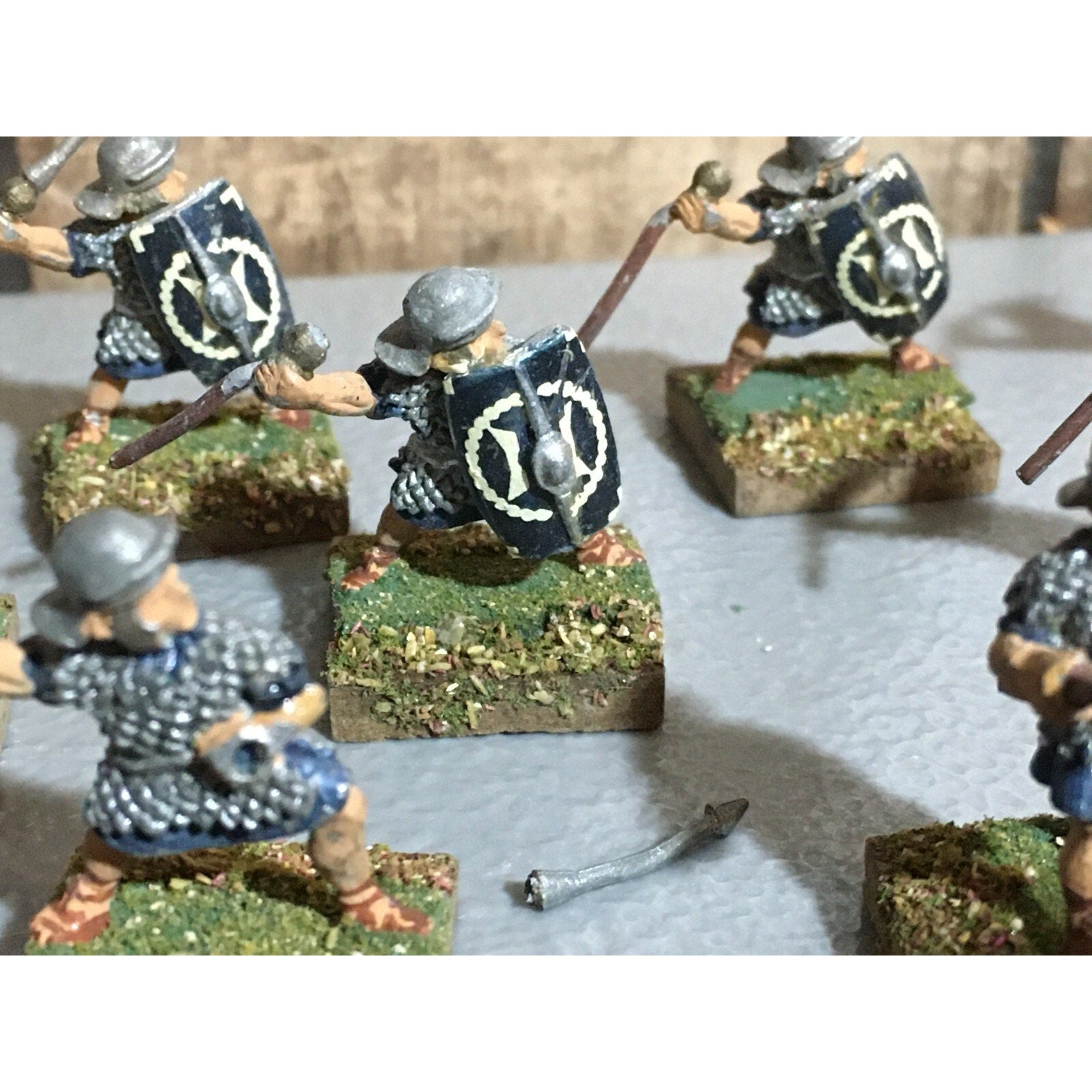 A23531 UNKNOWN METAL MINIATURES SOLDIERS WARRIORS ROMAN MISS 2 SPEARS
