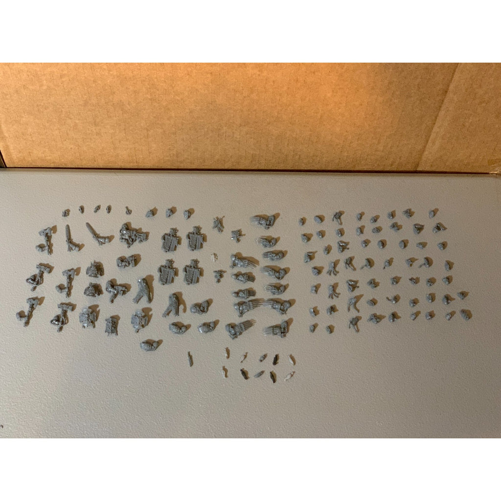 A23060 WARHAMMER 40K MARINES SPACE WOLVES HUGE BITS LOT HEADS ARMS HAMMERS GUNS