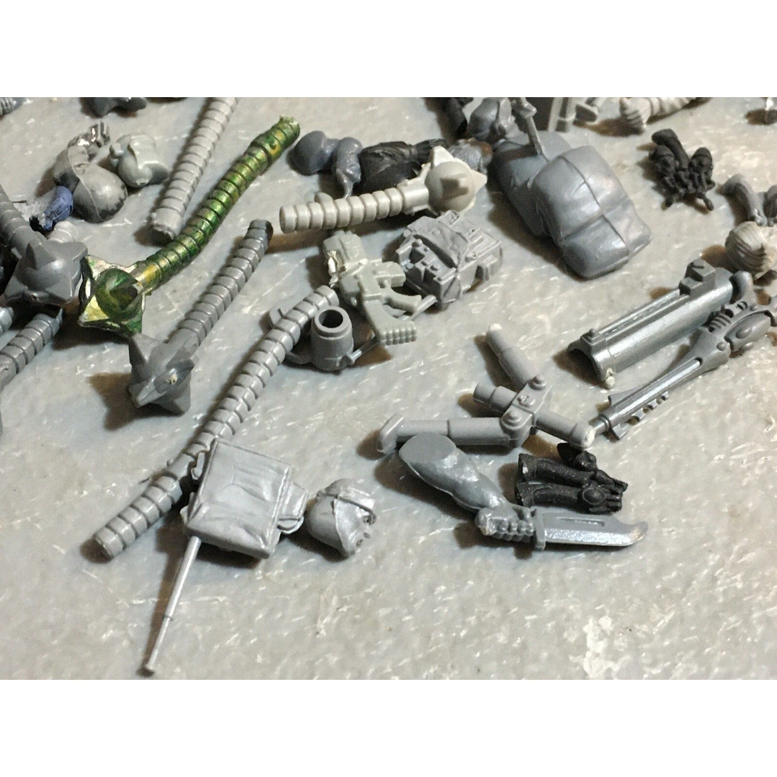 A23467 WARHAMMER 40K MIXED BITS LOT SPACE MARINES TAU ELDAR CHAOS GAMES WORKSHOP