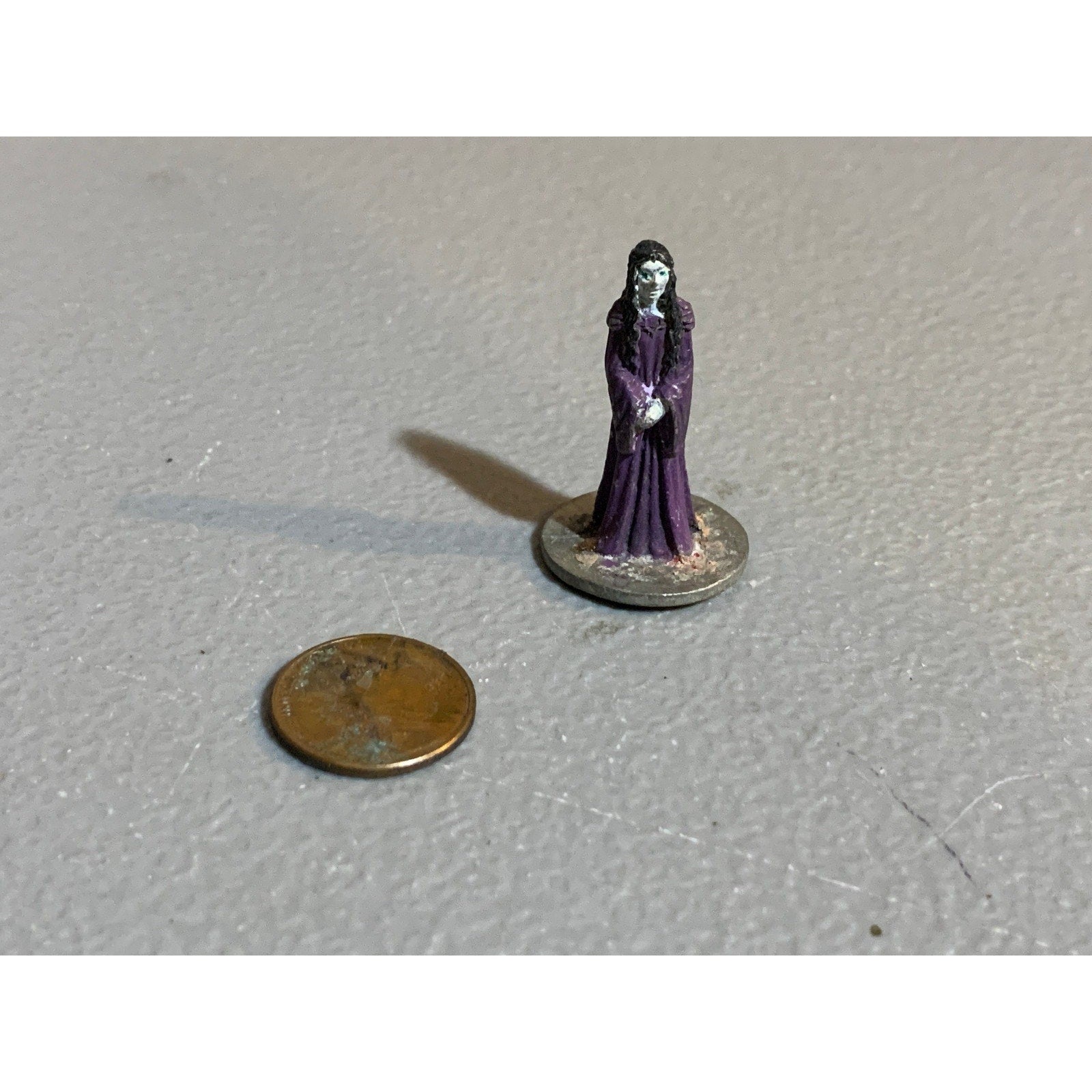 A29186 UNKOWN METAL MINIATURE FEMALE PRINCESS QUEEN MAIDEN